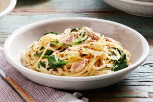 Spaghetti with tuna and spinach