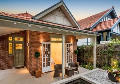 Sydney market crumbles: More auctions, fewer buyers