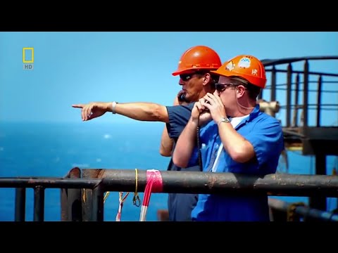 PETROLEUM ENGINEERS WORKING IN OIL RIG IN MEXICO