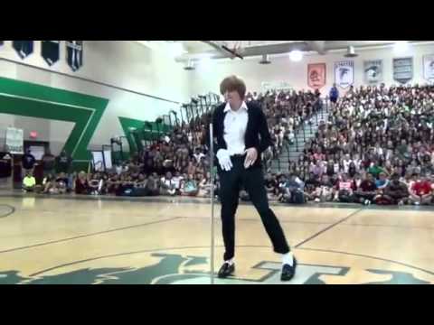 Kid Has Impressive Michael Jackson Dance and Moonwalk