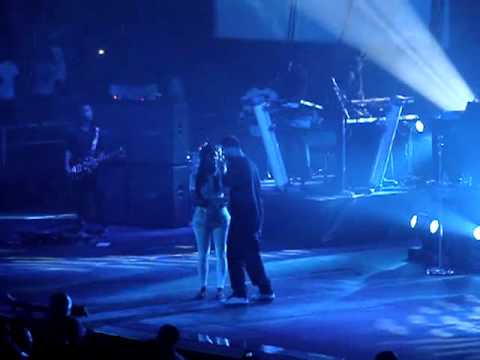 Drake Kisses Another Fan Live on Stage in Concert & Look At The Assets On This Girl!!