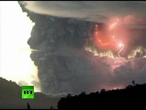 Spectacular video of lightning inside Chile Puyehue volcano ash cloud