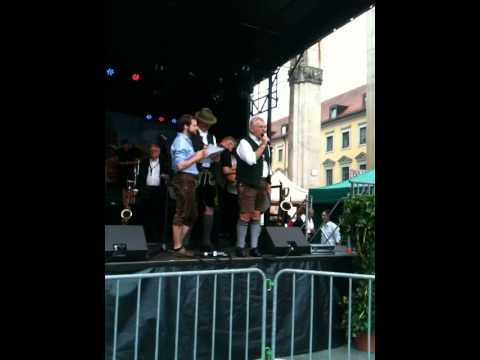 Bayrische Sprache auf dem Münchner Stadtgründungsfest am Odeonsplatz - Talk in bavarian language