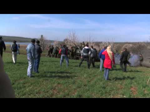 Moment villagers took on Ukrainian army - BBC News