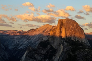 Glacier Point offers a superb view of Yosemite Valley and half-dome. Yosemite National Park was the highlight of our trip to the US. We settled early to ensure a good view of the valley as the sun set.