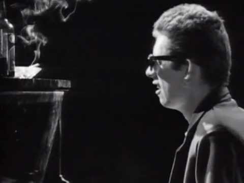 The Pogues Featuring Kirsty MacColl -  Fairytale Of New York (Official Video)