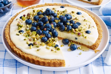 No-bake blueberry and honey cheesecake tart