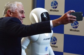 Malcolm Turnbull takes a selfie with Japanese car maker Honda's humanoid robot Asimo. 