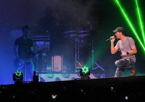 Enrique Iglesias performs during the