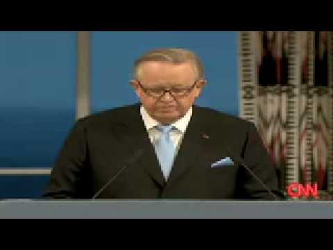 President Martti Ahtisaari accepts the Nobel Peace Prize