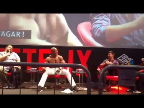 No Brasil, Terry Crews tira a roupa na frente de Taylor Lautner e todos na Comic Con Experience!