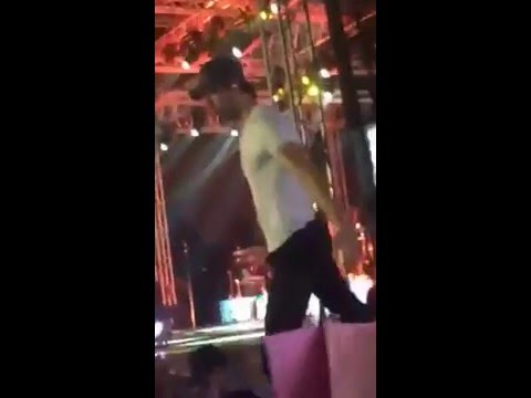 Enrique Iglesias Live In Sri Lanka Girl Kiss In Stage Throw Bra