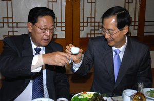 South Korean Prime Minister Han Duck-soo, right, and his North Korean counterpart Kim Yong Il toast with soju, a traditional liquor, during a dinner following talks, in Seoul, South Korea, Thursday, Nov. 15, 2007.