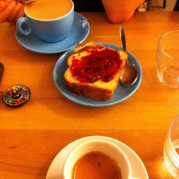 Chocolat chaud expresso et brioche au beurre de cacahuètes et confiture