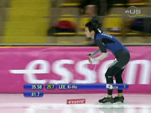 Speed Skater crashes hard in Moscow