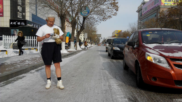 It might be freezing cold outside, but this elderly man from Shandong doesn't give a damn