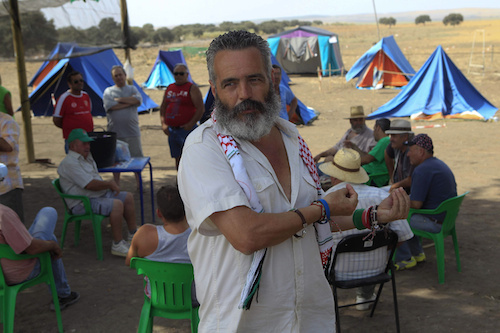 NAC118. OSUNA (SEVILLA) 08/08/2012.- El parlamentario autonÛmico, lÌder jornalero del Sindicato Andaluz de Trabajadores (SAT) y alcalde de Marinaleda, Juan Antonio S·nchez Gordillo, durante la ocupaciÛn hoy, 8 de agosto de 2012, de la finca propiedad del Ministerio de Defensa " Las Turquillas" en la provincia de Sevilla. Gordillo ha dicho que los supermercados de los que se llevaron ayer comida tambiÈn son "responsables" de la crisis econÛmica. EFE/Juan Ferreras