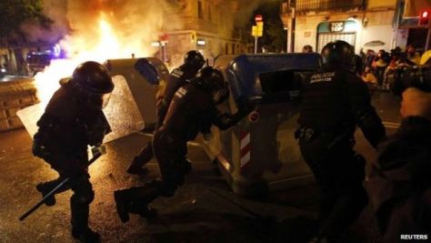 Police in the Spanish city of Barcelona have clashed with gangs of hooded youths in the third night of violence triggered by moves to demolish a well-known squat.