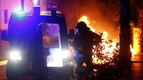 Police in the Spanish city of Barcelona have clashed with gangs of hooded youths in the third night of violence triggered by moves to demolish a well-known squat.