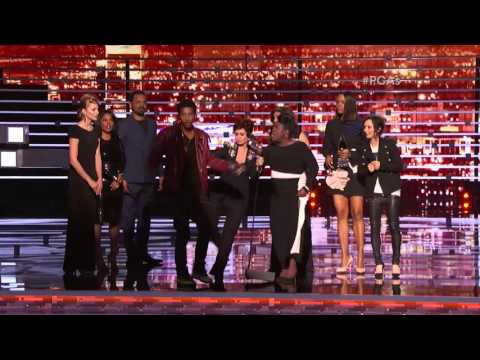 An unwanted guest grabs the mic at People's Choice Awards 2016