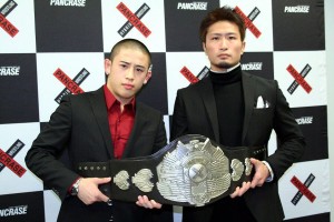 Kento Kanbe (left) and Yukitaka Musashi (right) at the signing ceremony of light-flyweight championship held at Pancrase office in Tokyo last week