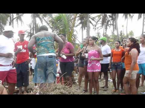 Gozando en el Carnaval del Rio Cuango, en la Costa Arriba de Colón 2,012.