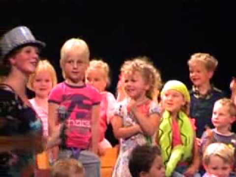 Babette Zag twee mussen de juffrouw kussen.....wmv