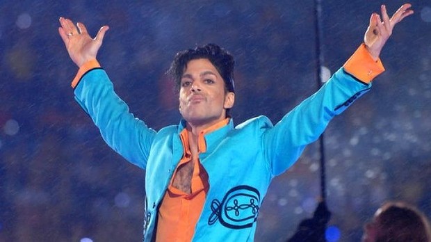 Prince appreciates the crowd during his 2007 Halftime performance.