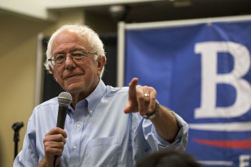 Bernie Sanders points as he takes a question during a September 27, 2015 campaign event in Des Moines, Idaho. (Wikimedia Commons / Phil Roeder)