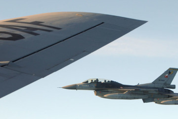 Turkish air force F-16s With US air force Stratotanker, 2009 (by Dept of Defense)