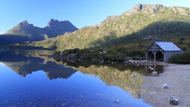 This picture was taken early morning at the start of our hike to the summit of the Cradle Mountain. The area was so peaceful with nobody in sight and it looked so stunning. The water of Lake Dove was so clear it really made us want to go for a swim even in the freezing cold of the morning.