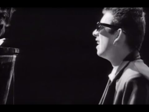 The Pogues Featuring Kirsty MacColl -  Fairytale Of New York (Official Video)