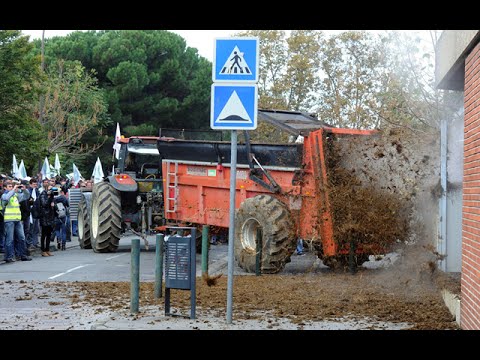 PROTESTING French FARMERS Dump & SPRAY SHIT All Over GOVERNMENT Buildings