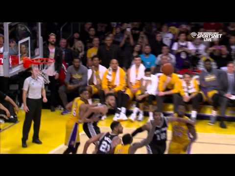 Kobe Bryant dislocates finger, trainer Gary Vitti pops it back in: Spurs at Lakers