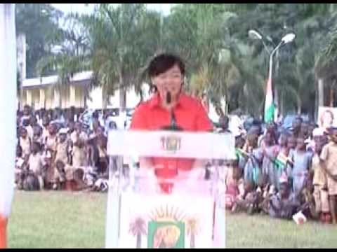 Mme Ouattara et Mme Akie Abe (Japon) à l'orphelinat de Bingerville -APA