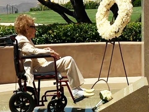 Nancy Reagan Commemorates Husband's Death