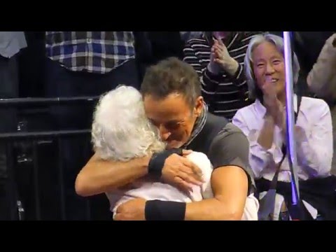 Bruce Springsteen "Dancing In The Dark" St.Paul,Mn 2/29/16 HD