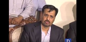 Mustafa Kamal lashes out at MQM chief Altaf in dramatic press conference