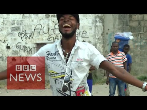 Comedy at a funeral in DR Congo - BBC News