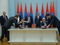 Aghvan Vardanyan, Armen Ashotyan sign the agreement (Photo: President.am)