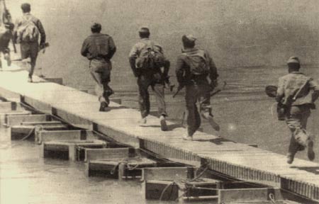 photo : traverse du fleuve sur un pont de bateaux