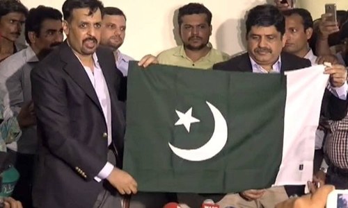 Mustafa Kamal decimates MQM chief Altaf, announces new political party
