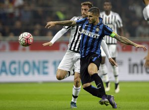 Juventus' Claudio Marchisio, left, challenges Inter Milan's Mauro Icardi during a Serie A soccer match between Inter Milan and Juventus at the San Siro stadium in Milan, Italy, Sunday, Oct. 18, 2015.