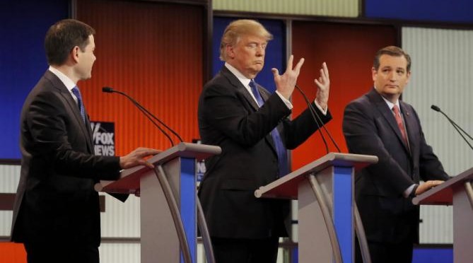 Republican U.S. presidential candidate Donald Trump shows off the size of his hands as rivals Marco Rubio (L) and Ted Cruz (R) look on at the start of the U.S. Republican presidential candidates debate in Detroit, Michigan, March 3, 2016. REUTERS/Jim Young