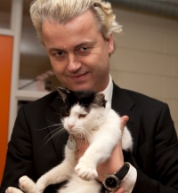 Geert Wilders aait zijn katjes.jpg