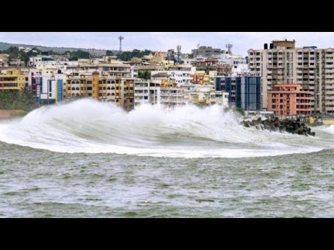 Huhud Cyclone disaster original recorded video at Vizag - Caught On Camera