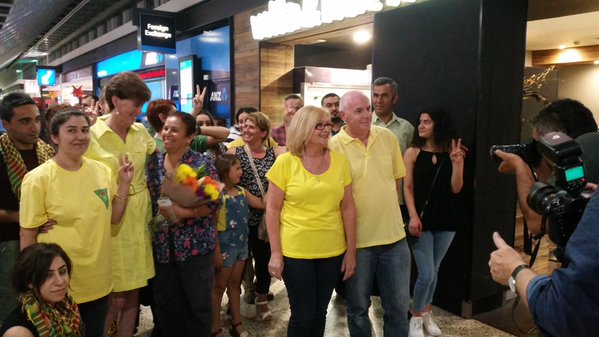 #ashleydyball 's parents and supporters gathering at #Tullamarine to welcome him home #fb #ypg https://t.co/rPDu9cHveB