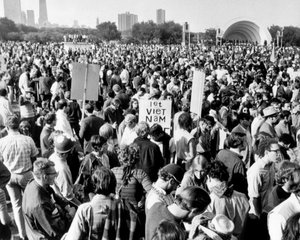 An estimated 9000 anti-war demonstrators gather in Chicago’s Grant Park on August 28, 1968, with the announced intention of marching on the site of the Democratic National Convention, the International Amphitheater.