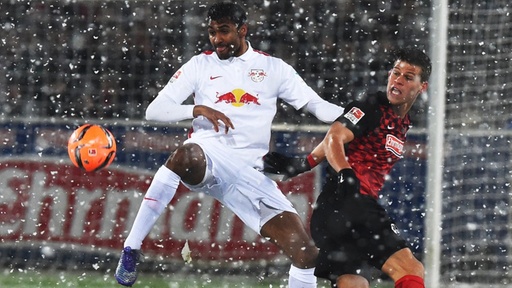 Marvin Compper gegen Florian Niederlechner. | Bildquelle: dpa