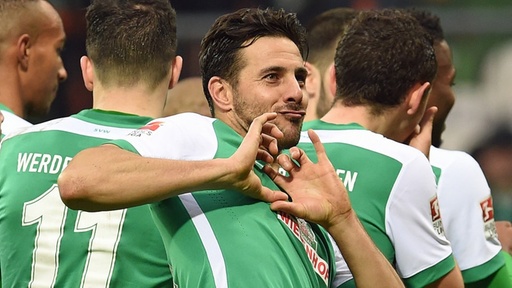 Bremens Claudio Pizarro bedankt sich nach Spielende bei den Fans. | Bildquelle: dpa